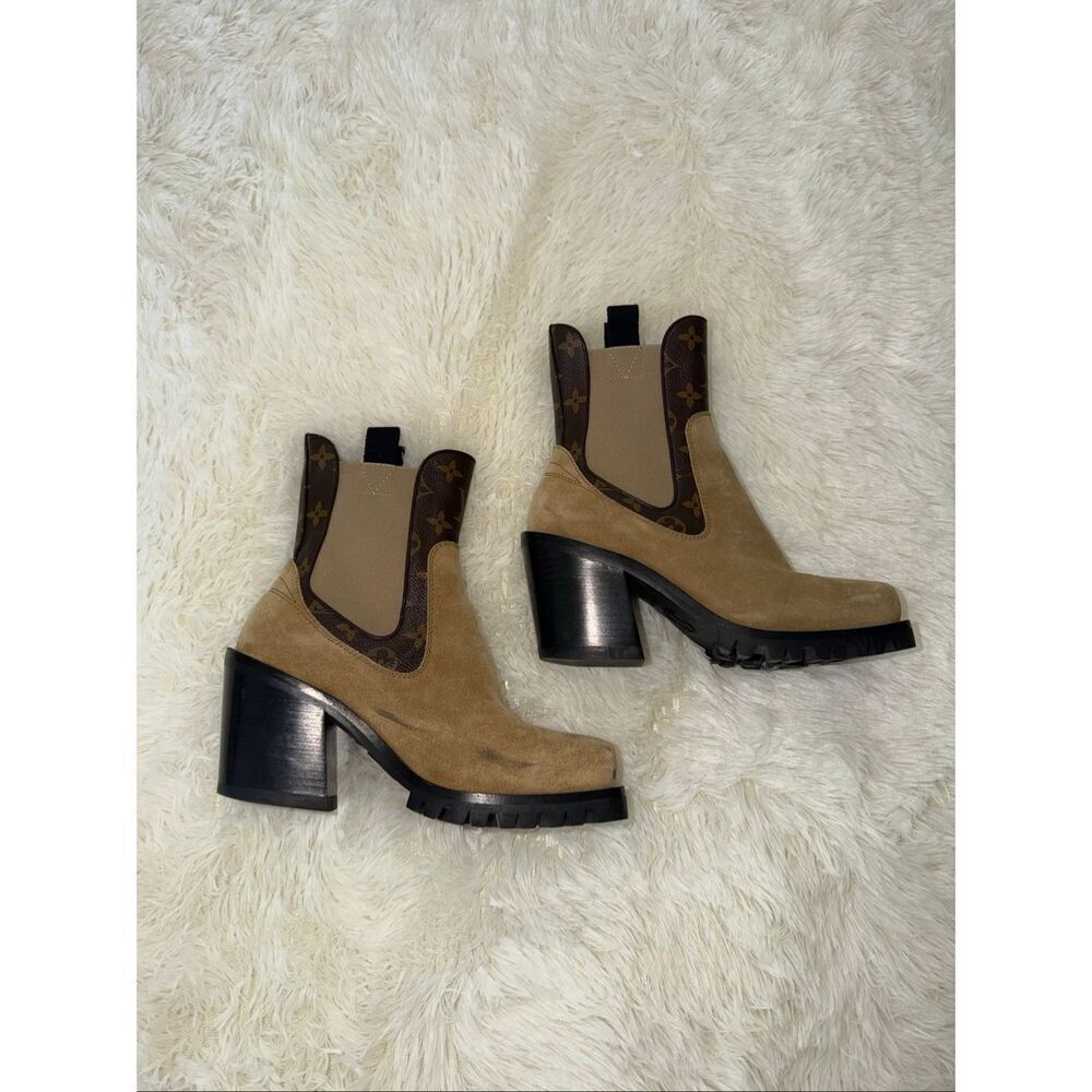 Louis Vuitton booties tan size 38.5